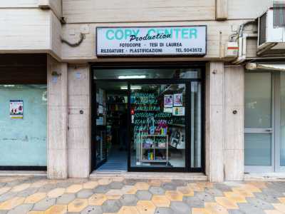 �Confermo  - dichiara Benedetto Bottalico, titolare della copisteria �Copy Center� aperta dal 1987 ai piedi dell�edificio di fronte all�edicola -. Anche la locazione di questo negozio � diventata molto alta. Noi per� resistiamo grazie alle convenzioni con la vicina universit� e ai tanti studenti che bazzicano la zona�